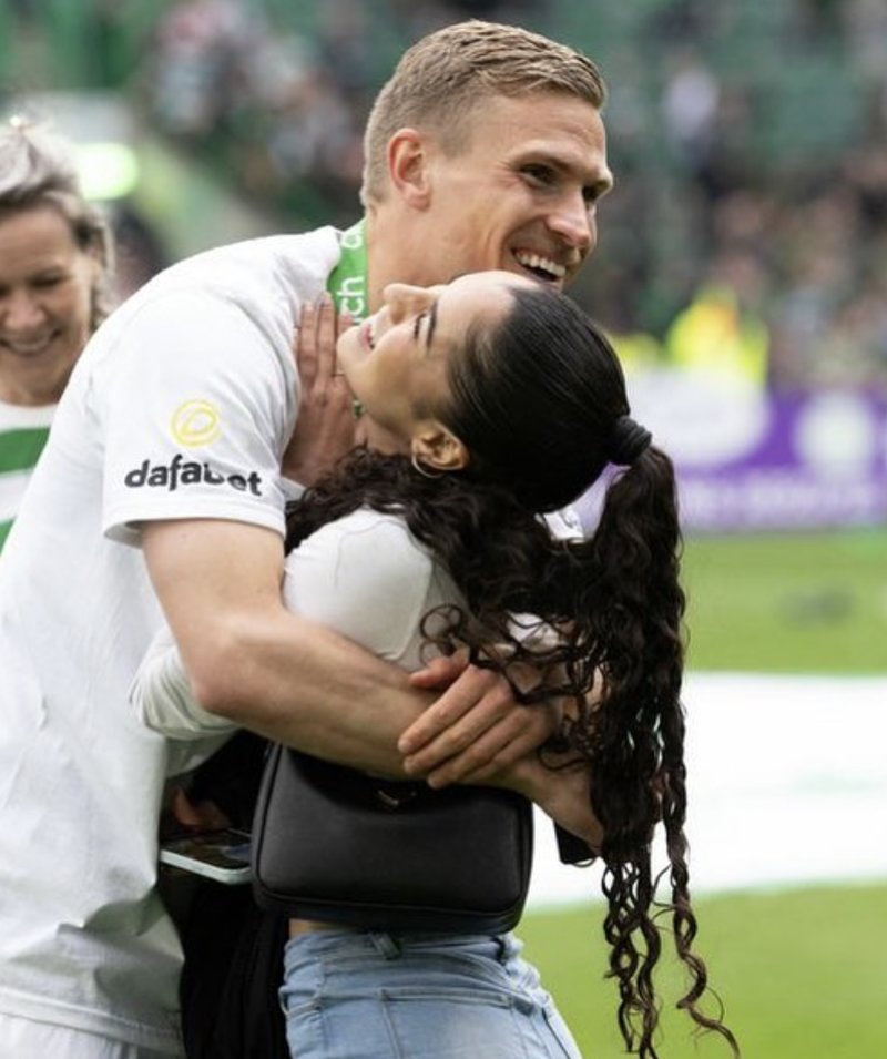 Carl Starfelt och Jacynta Gala spelade tillsammans i Celtic. Foto: Instagram/celticnowandforever Carl Starfelt och Jacynta Gala spelade tillsammans i Celtic. Foto: Instagram/celticnowandforever
